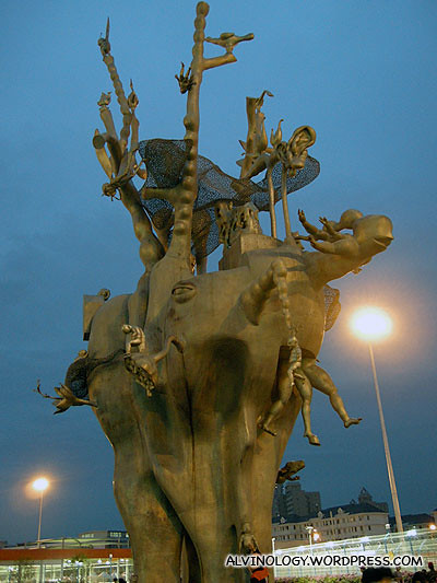 Giant bronze statue in front of the China pavilion