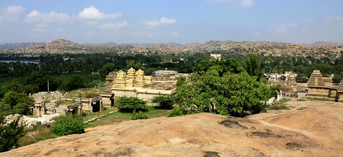 LowRes 2010-11-10 01 Hampi 04 Hemakuta Hill 03 View from the Double Storeyed Gateway LP