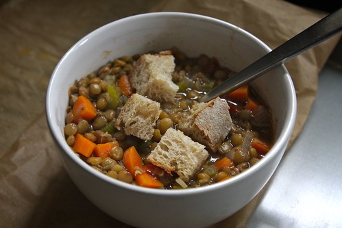 vegetable lentil soup with garlic croutons