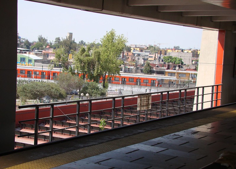 Mexico City / Pantitlan Terminal - Mexico's Answer to Stillwell Avenue, Brooklyn<br/>© <a href="https://flickr.com/people/10632426@N05" target="_blank" rel="nofollow">10632426@N05</a> (<a href="https://flickr.com/photo.gne?id=35295164750" target="_blank" rel="nofollow">Flickr</a>)