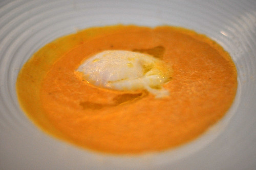 Suppe af butternut squash med æg, parmesan og trøffelolie