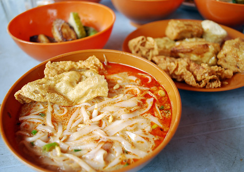 local foods to try in ipoh -Forty Years Hawker Stall - curry noodle with stuffed fried food2