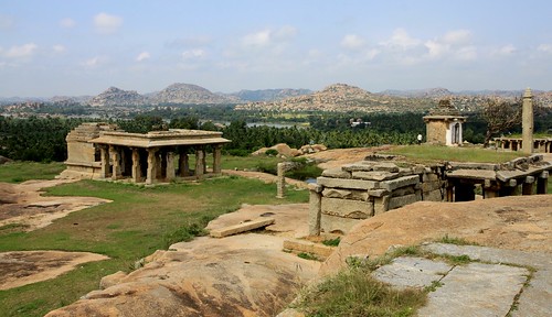 LowRes 2010-11-10 01 Hampi 04 Hemakuta Hill 02 View from the Double Storeyed Gateway LP