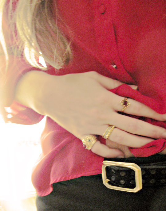gold rings+red blouse+photo