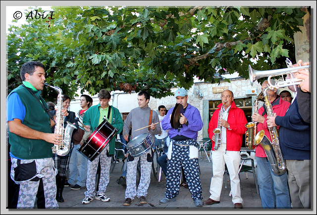 13 Los músicos de Poza tocando la Jota Serrana en honor a los Carreteros de Quintanar de la Sierra