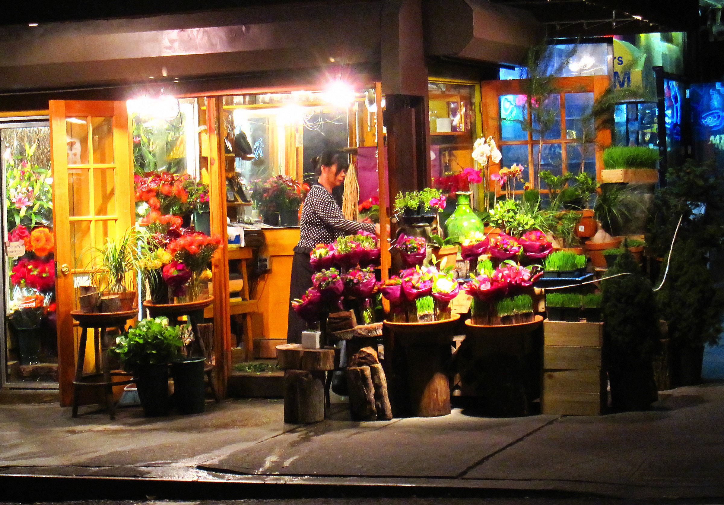 Цветочный магазин восточный. Магазин цветов. Стиль цветочного магазина. Красивый магазин цветов. Интерьер цветочного магазина.