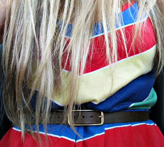striped dress+brown leather belt+hair