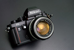 最高級の品質 Nikon FE2、NIKKOR 35-135mm f3.5-4.5、SB-16 フィルムカメラ