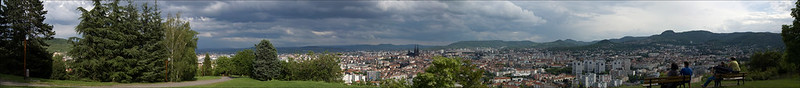 Panorama view of Clermont-Ferrand from the Parc de Montjuzet<br/>© <a href="https://flickr.com/people/37313543@N05" target="_blank" rel="nofollow">37313543@N05</a> (<a href="https://flickr.com/photo.gne?id=4871421014" target="_blank" rel="nofollow">Flickr</a>)