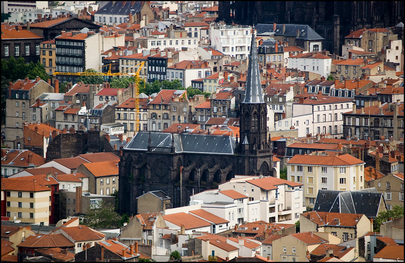 View of Clermont-Ferrand from the Parc de Montjuzet<br/>© <a href="https://flickr.com/people/37313543@N05" target="_blank" rel="nofollow">37313543@N05</a> (<a href="https://flickr.com/photo.gne?id=4871421418" target="_blank" rel="nofollow">Flickr</a>)