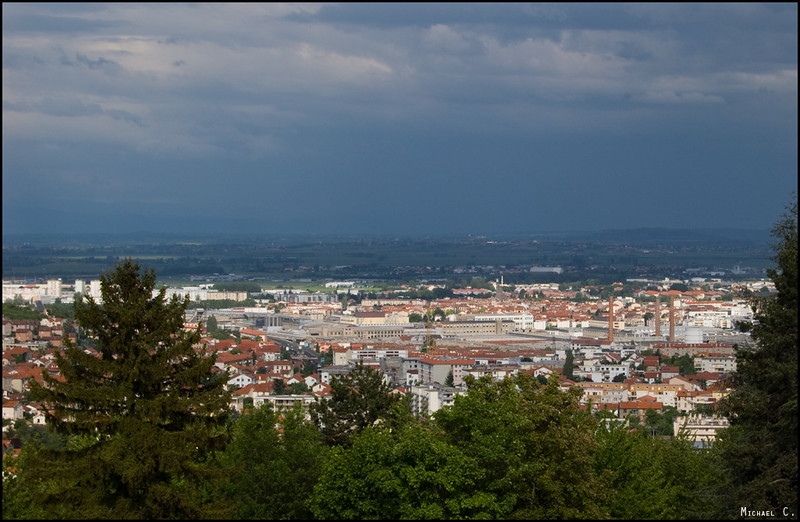 View of Clermont-Ferrand from the Parc de Montjuzet<br/>© <a href="https://flickr.com/people/37313543@N05" target="_blank" rel="nofollow">37313543@N05</a> (<a href="https://flickr.com/photo.gne?id=4871420732" target="_blank" rel="nofollow">Flickr</a>)
