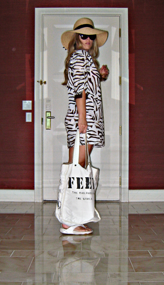 what to wear to the pool+zebra cover up+floppy hat+FEED bag+fitflops+og