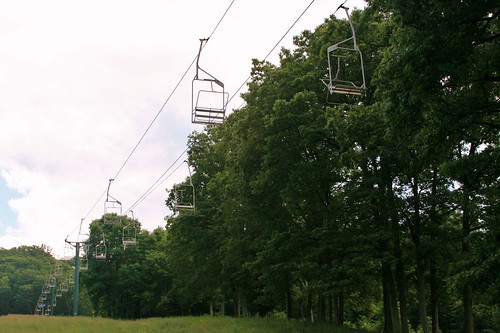 Chairs dangling from the lift cable