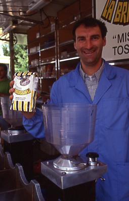 Kaffeeverkäufer auf Wochenmarkt in der Toskana