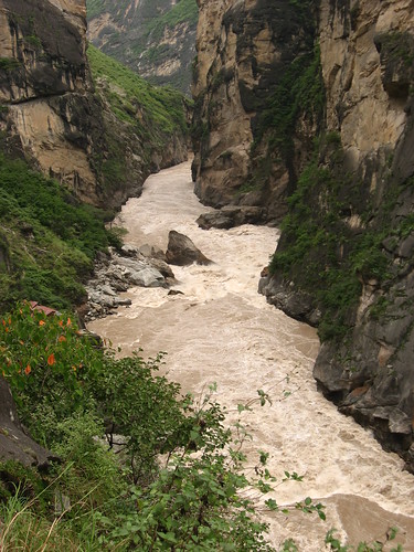 a river running through mountains