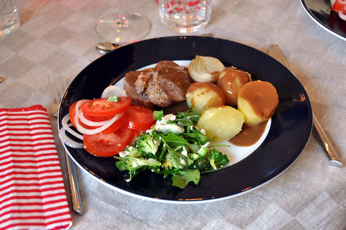 Svinemørbrad, salat, sovs og kartofler