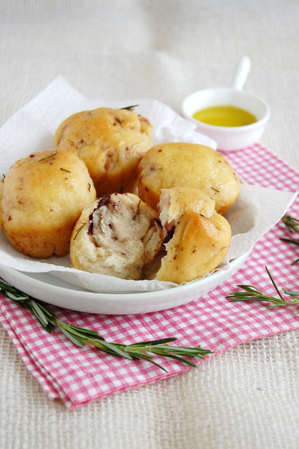 Olive and rosemary breads / Pãezinhos de azeitona e alecrim
