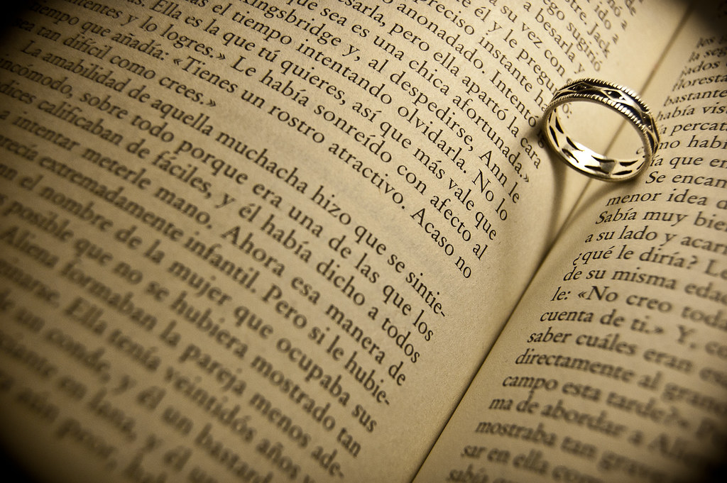 13/365 La típica foto del anillo sobre el libro y su sombra hace un corazón
