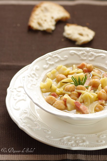 Pasta and chickpeas soup