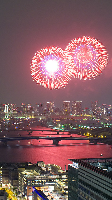東京湾大華火祭をベランダから撮りました。...