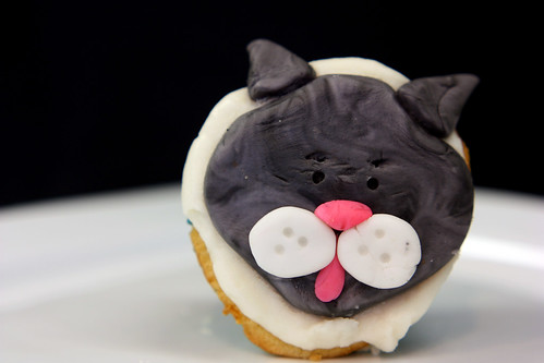Butter pound cake cupcake with cat decor