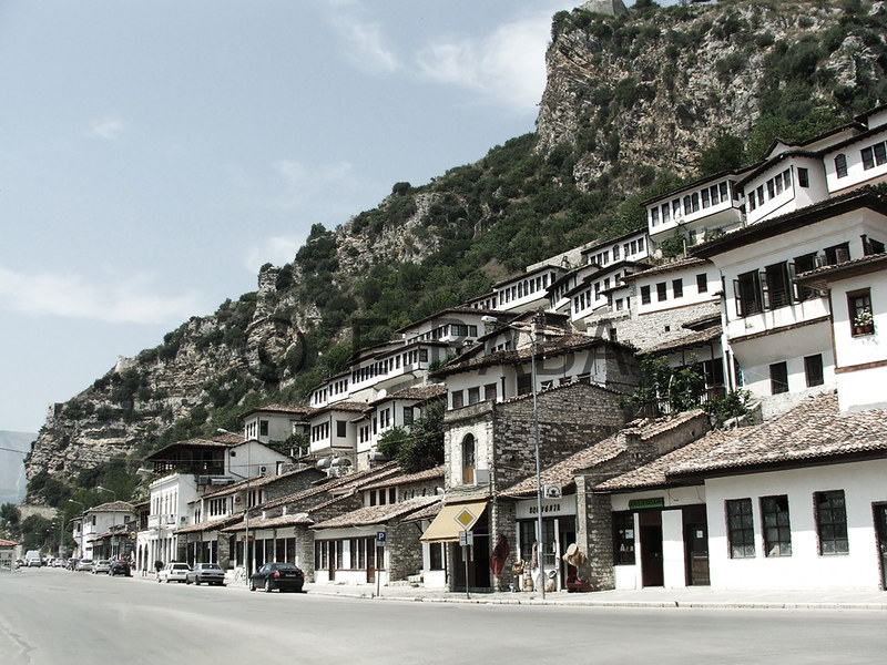 Berat,a wonderful example of traditional architecture.<br/>© <a href="https://flickr.com/people/21194289@N05" target="_blank" rel="nofollow">21194289@N05</a> (<a href="https://flickr.com/photo.gne?id=4956599098" target="_blank" rel="nofollow">Flickr</a>)