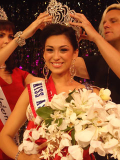 Daniel DiCriscio crowning Miss Asia USA 2010 Ariana Varela Manibog