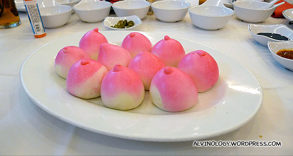 "寿桃" = Lotus buns shaped like longevity peaches