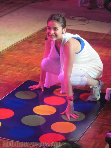 Anne Curtis playing twister