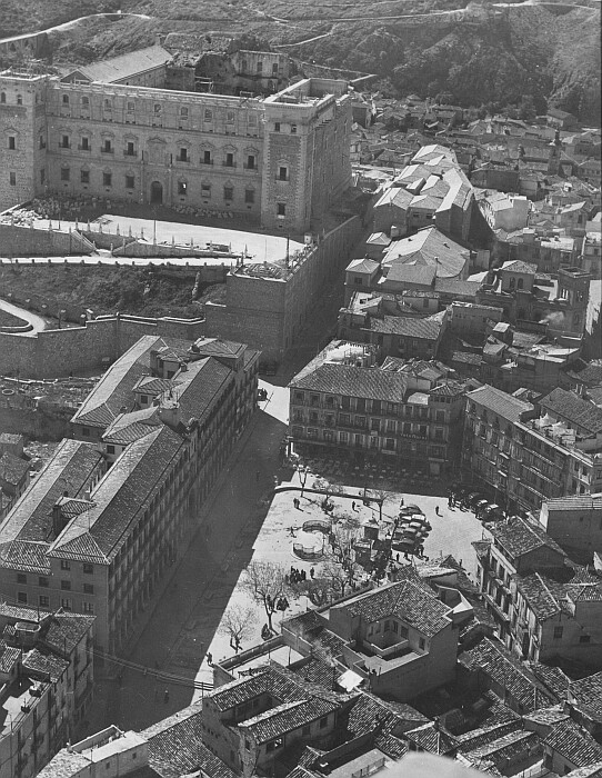 Vista aérea de Zocodover con sus urinarios hacia 1955