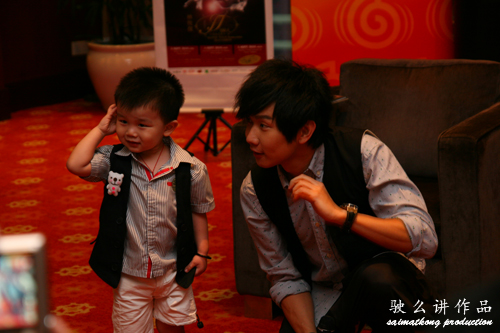 JJ Lin taking photo with cute kid