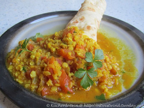 Rotes Linsencurry mit Naan