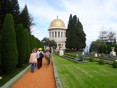 Volg de gele hoed bij de Baha'i tuinen in Haifa