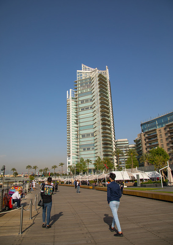 Luxury residential buildings on the corniche, Beirut Governorate, Beirut, Lebanon<br/>© <a href="https://flickr.com/people/41622708@N00" target="_blank" rel="nofollow">41622708@N00</a> (<a href="https://flickr.com/photo.gne?id=34694039676" target="_blank" rel="nofollow">Flickr</a>)