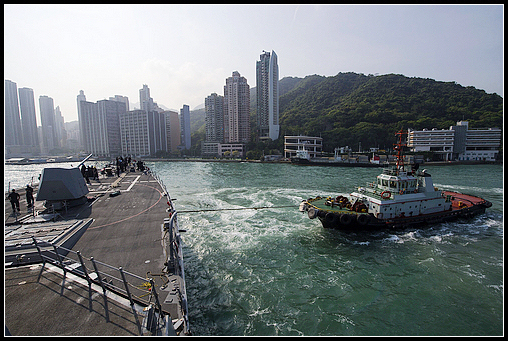 USS Sterett (DDG - 104) 到達香港泊碼頭時(艦上攝影師拍攝)