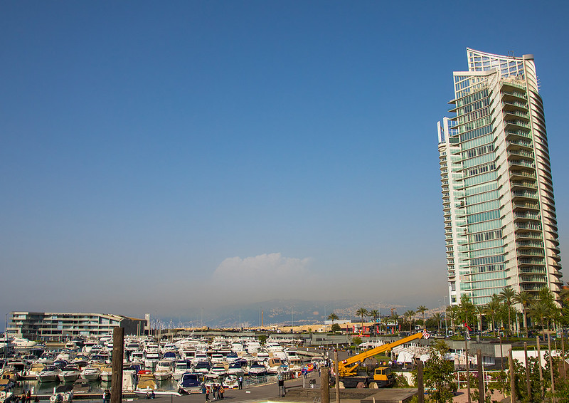Luxury residential buildings on the corniche, Beirut Governorate, Beirut, Lebanon<br/>© <a href="https://flickr.com/people/41622708@N00" target="_blank" rel="nofollow">41622708@N00</a> (<a href="https://flickr.com/photo.gne?id=34568676952" target="_blank" rel="nofollow">Flickr</a>)