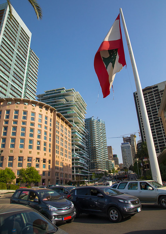 Giant lebanese flag in front of luxury residential buildings in central district, Beirut Governorate, Beirut, Lebanon<br/>© <a href="https://flickr.com/people/41622708@N00" target="_blank" rel="nofollow">41622708@N00</a> (<a href="https://flickr.com/photo.gne?id=34572503242" target="_blank" rel="nofollow">Flickr</a>)