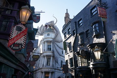 Universal Studios, Florida: Diagon Alley • <a style="font-size:0.8em;" href="http://www.flickr.com/photos/28558260@N04/33907814624/" target="_blank">View on Flickr</a>