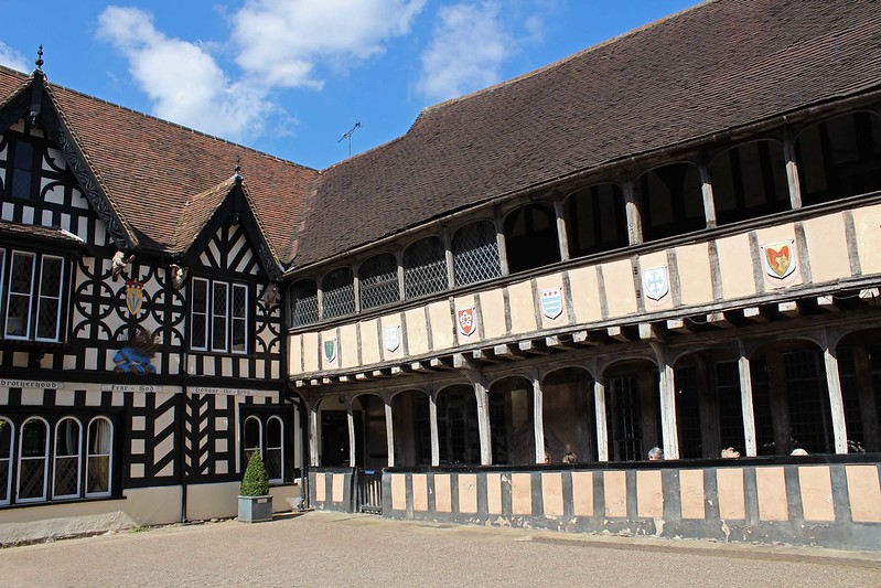 The inner court yard at the Lord Leycester Hospital<br/>© <a href="https://flickr.com/people/135924873@N02" target="_blank" rel="nofollow">135924873@N02</a> (<a href="https://flickr.com/photo.gne?id=34521766206" target="_blank" rel="nofollow">Flickr</a>)