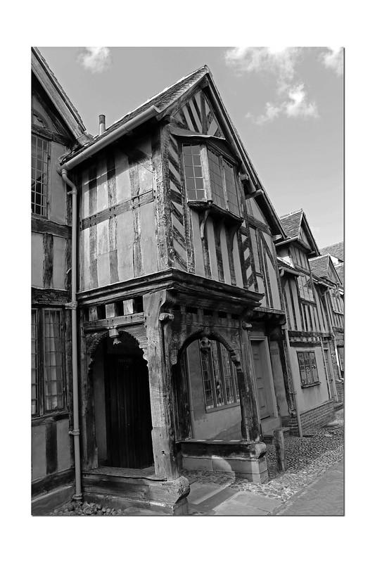 Main entrance at the Warwick Lord Leycester Hospital<br/>© <a href="https://flickr.com/people/135924873@N02" target="_blank" rel="nofollow">135924873@N02</a> (<a href="https://flickr.com/photo.gne?id=34401261252" target="_blank" rel="nofollow">Flickr</a>)