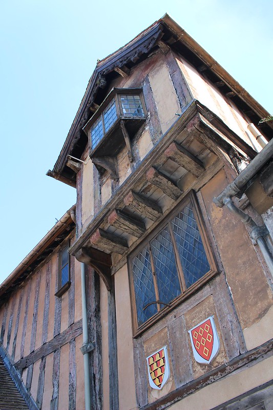 Elizabethan Architecture at the Lord Leycester Hospital<br/>© <a href="https://flickr.com/people/135924873@N02" target="_blank" rel="nofollow">135924873@N02</a> (<a href="https://flickr.com/photo.gne?id=34401256522" target="_blank" rel="nofollow">Flickr</a>)