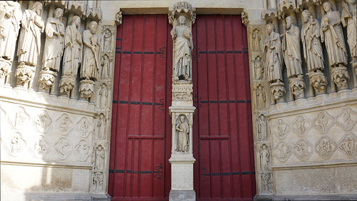Amiens Cathedral, Trumeau with Beau Dieu and Solomon between jamb figures