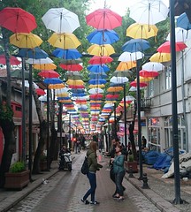 şemsiyeli sokak