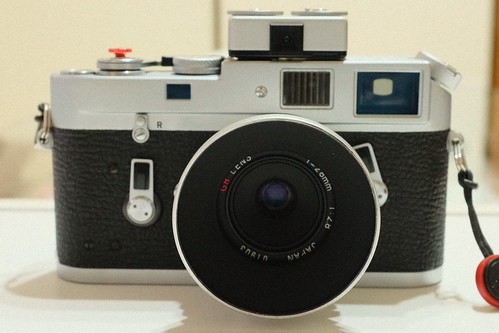 Leica M4にRICOH GR 28mm/f2.8 レンズ Lマウント装着レンズフード付き正面