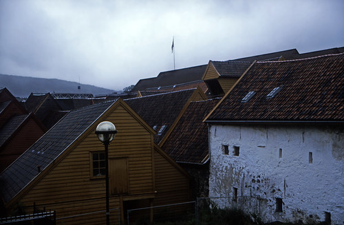 Norwegen 1998 (105) Bergen: Bryggen • <a style="font-size:0.8em;" href="http://www.flickr.com/photos/69570948@N04/34908117615/" target="_blank">Auf Flickr ansehen</a>