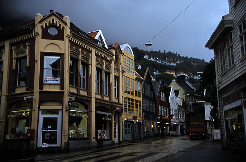 Norwegen 1998 (114) Bergen • <a style="font-size:0.8em;" href="http://www.flickr.com/photos/69570948@N04/34908693306/" target="_blank">Auf Flickr ansehen</a>