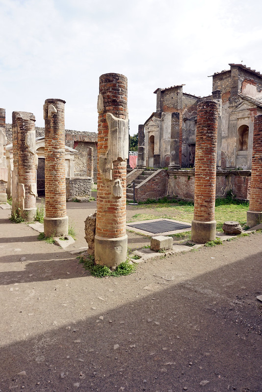 Temple of Isis in Pompeii<br/>© <a href="https://flickr.com/people/38743501@N08" target="_blank" rel="nofollow">38743501@N08</a> (<a href="https://flickr.com/photo.gne?id=34849011044" target="_blank" rel="nofollow">Flickr</a>)