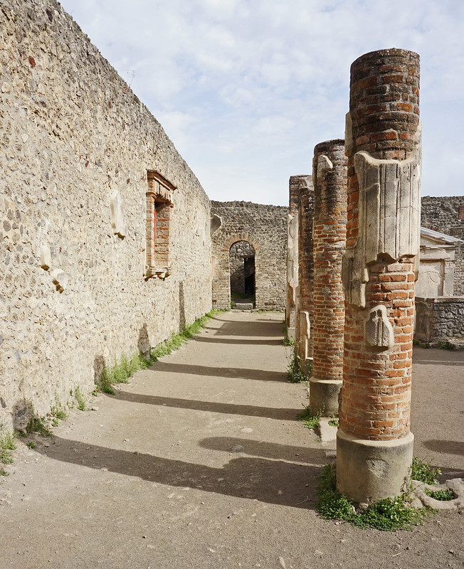 Temple of Isis in Pompeii<br/>© <a href="https://flickr.com/people/38743501@N08" target="_blank" rel="nofollow">38743501@N08</a> (<a href="https://flickr.com/photo.gne?id=35689852295" target="_blank" rel="nofollow">Flickr</a>)