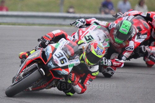 Leandro Mercado leads Eugene Laverty in World Superbikes at Donington Park, May 2017
