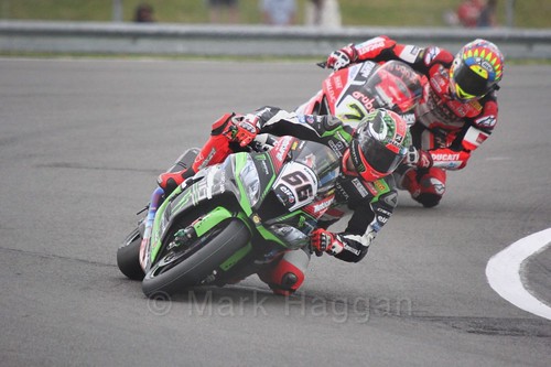 Tom Sykes leads Chaz Davies in World Superbikes at Donington Park, May 2017